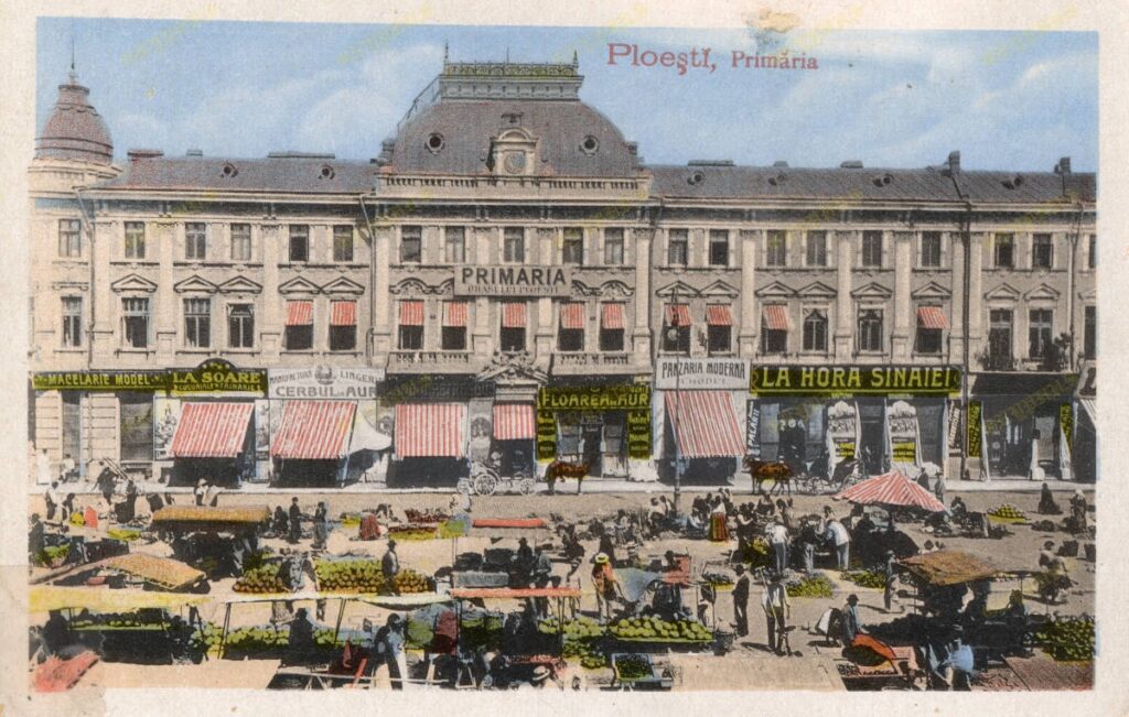 Ploiești – Primăria, front comercial și piața de legume din față, circulată în 1917