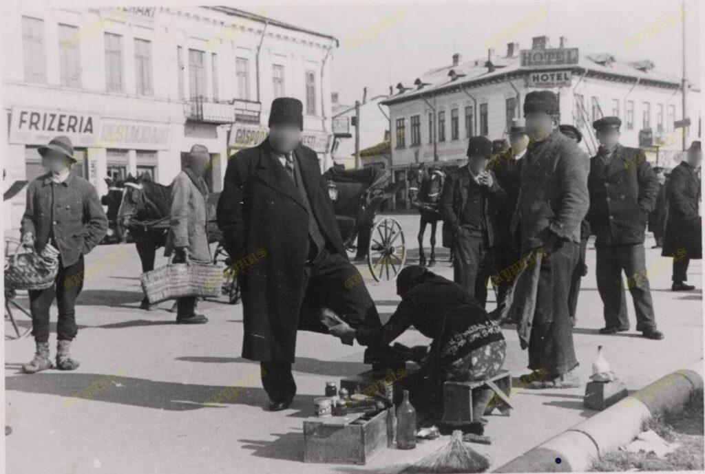 Stradă centrală cu lustragiu, Ploiești, aprilie 1941