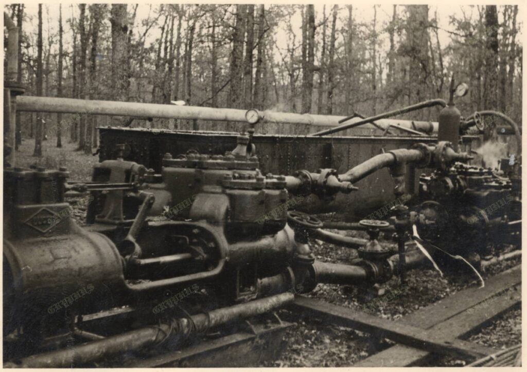 Instalație de conducte și reglare a presiunii într-un câmp petrolier, zona Ploiești – cca. 1940–1941